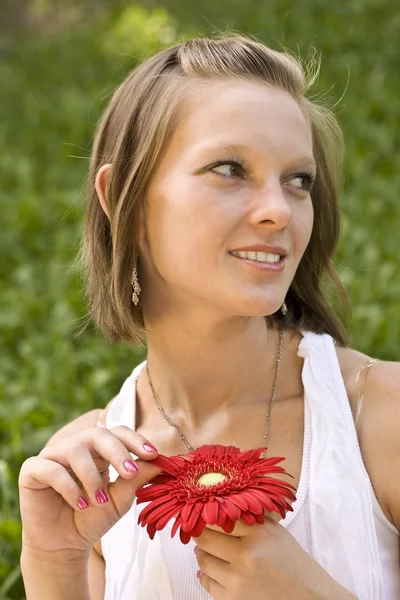 Mulher segurando uma flor vermelha — Fotografia de Stock
