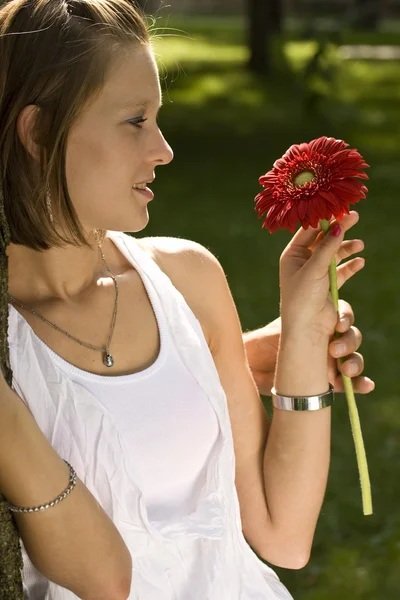 Dando una flor roja — Foto de Stock