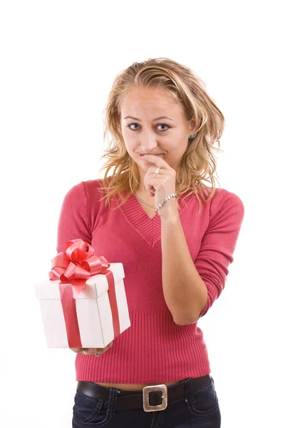 Flicka som håller en gåva — Stockfoto