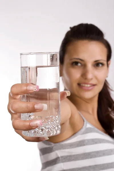 ガラスの水を持つ女性は — ストック写真