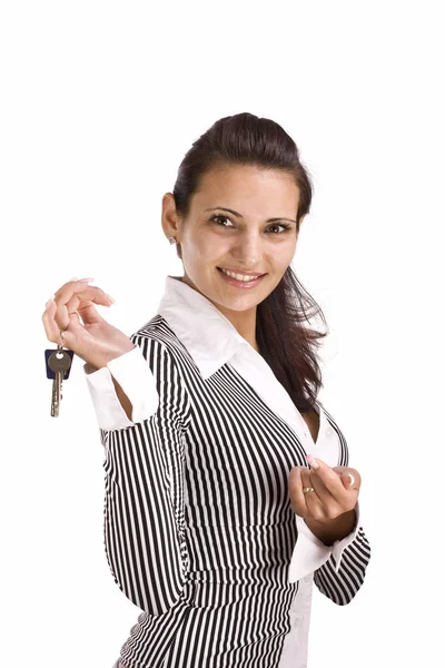 Frau zeigt Schlüssel — Stockfoto