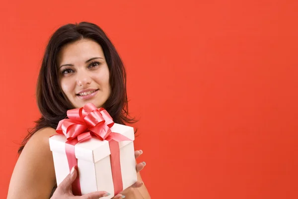 Dívka drží dárek — Stock fotografie