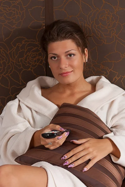 Mulher relaxante e assistindo TV — Fotografia de Stock
