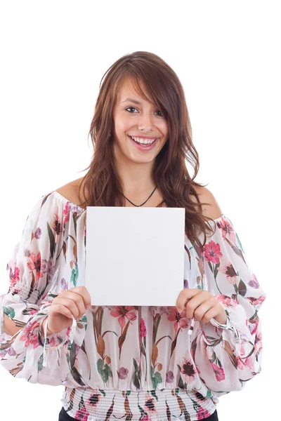 Młoda kobieta, wskazując na puste karty w dłoni — Zdjęcie stockowe