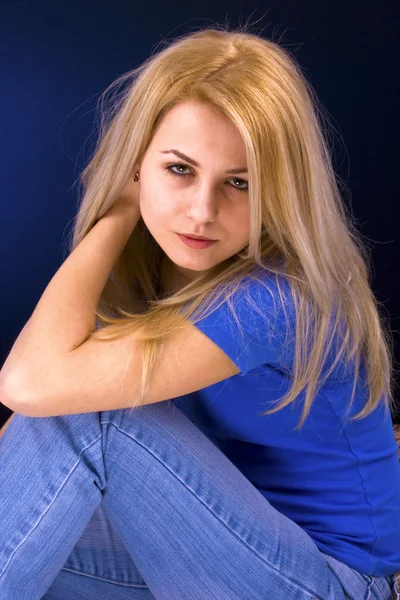 Aantrekkelijke blonde vrouw — Stockfoto