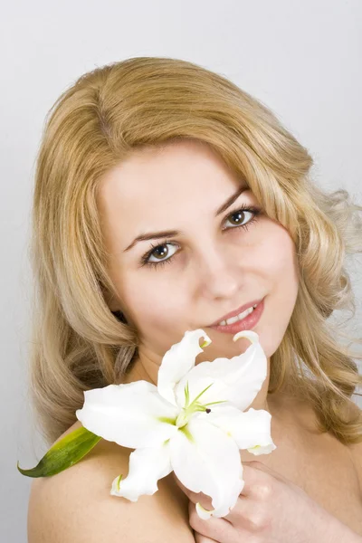 Kobieta z wiosennych kwiatów — Zdjęcie stockowe