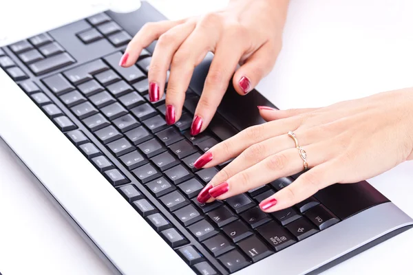 Kvinna händer arbetar på datorns tangentbord Stockbild