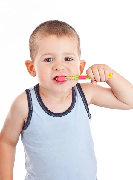 Poika harjaa hampaitaan kuvapankkikuva