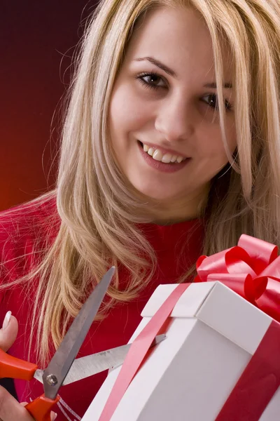 Dívka drží dárek Stock Fotografie