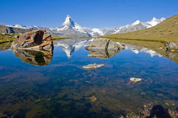 Matterhorn, stelisee en twee rotsen — Stockfoto