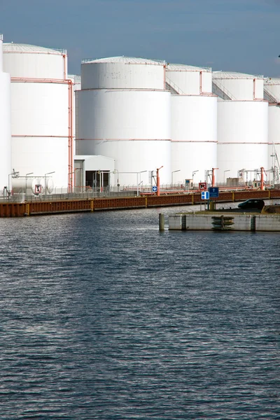 Depolama tankları ve liman — Stok fotoğraf