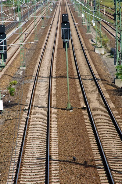 Lange geradlinige Bahngleise — Stockfoto