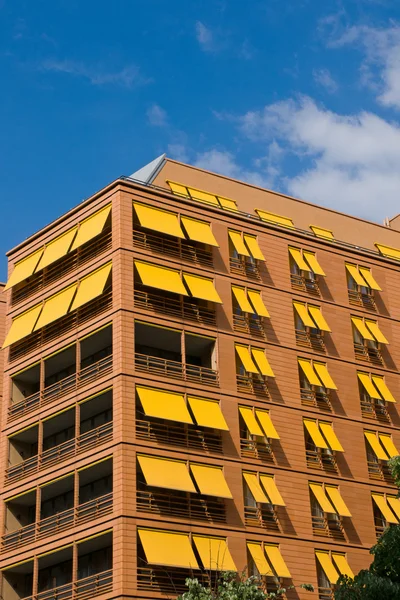 Edificio de apartamentos naranja en Berlín —  Fotos de Stock