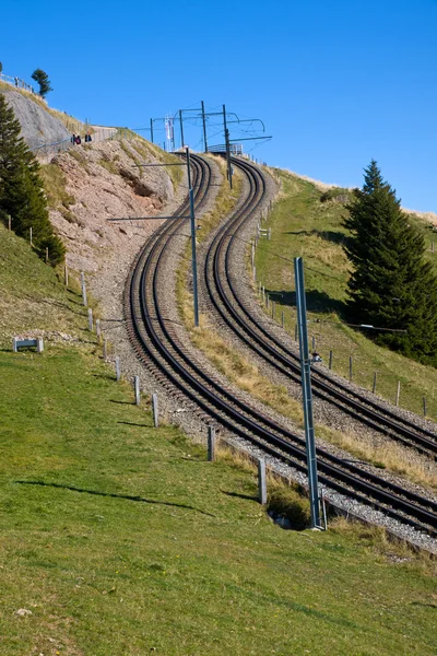 Railroad tracks in de Alpen — Stockfoto