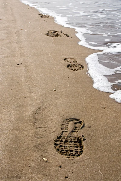Schuhspuren im Sand — Stockfoto