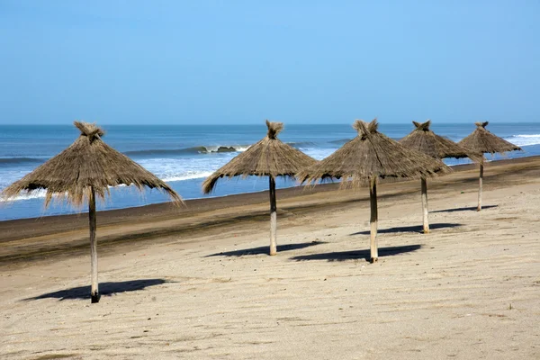 Slunečníky na opuštěné pláži — Stock fotografie