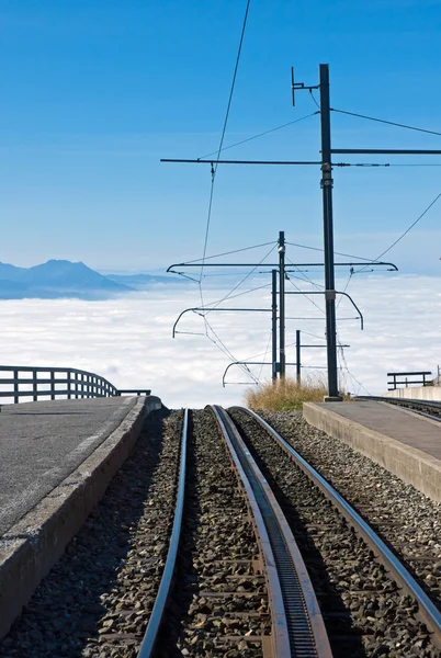 Bulutların üzerinde demiryolu — Stok fotoğraf