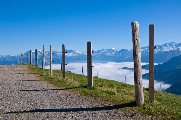 En grusväg upp i Alperna — Stockfoto
