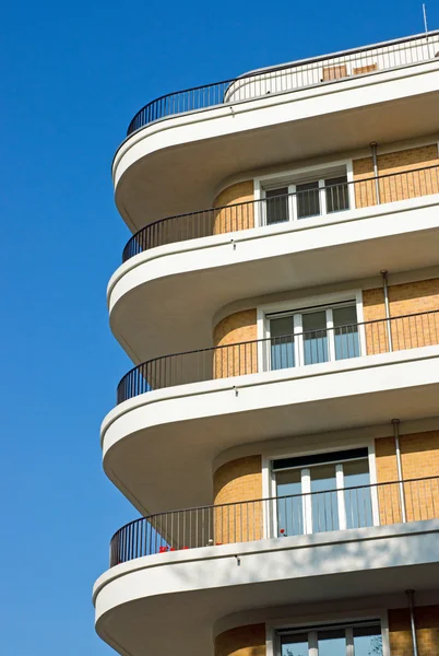 Nowoczesne apartamenty z balkonami — Zdjęcie stockowe