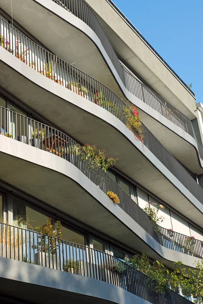 Apartamentos modernos com varandas curvas — Fotografia de Stock
