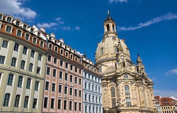 Mooie huizen rond de frauenkirche — Stockfoto