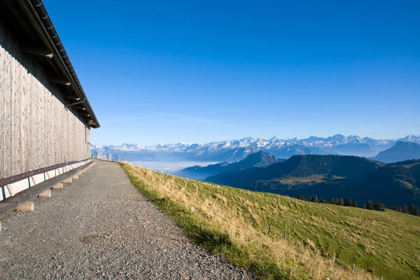 Houten schuur in de Alpen — Stockfoto
