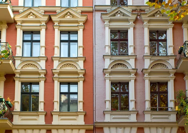 Fenster zweier sanierter Stadthäuser — Stockfoto