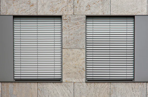 Duas janelas com persianas — Fotografia de Stock