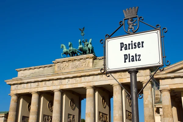 Panneau de rue avec Brandenburger Tor — Photo