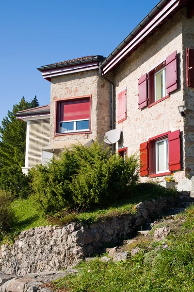 Typisch huis in de Zwitserse Alpen — Stockfoto