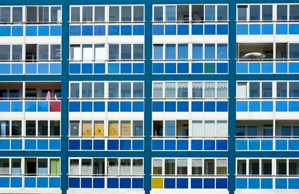 Fachada azul de um prédio de apartamentos da RDA — Fotografia de Stock