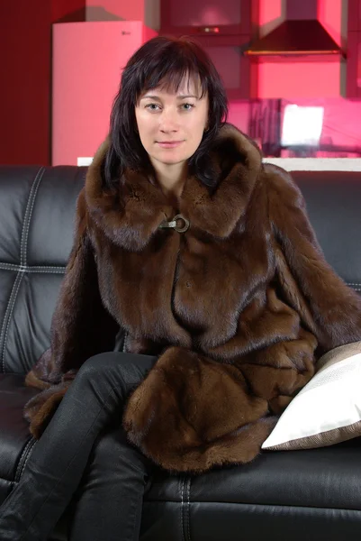 Atraktivní žena v plášti norek — Stock fotografie