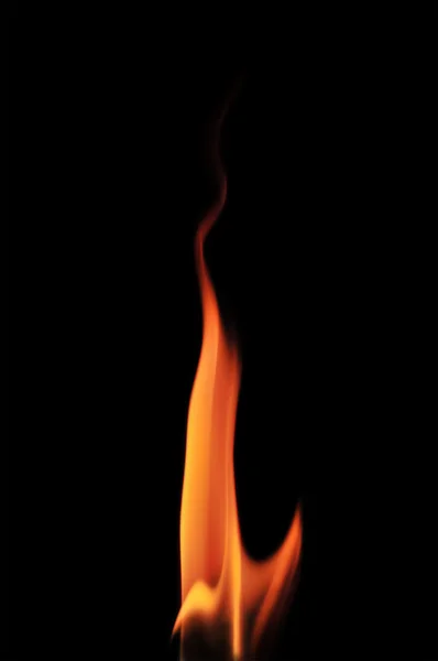 Eld på en svart bakgrund — Stockfoto