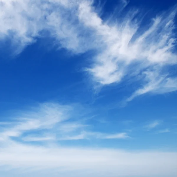 Λευκά σύννεφα — Φωτογραφία Αρχείου