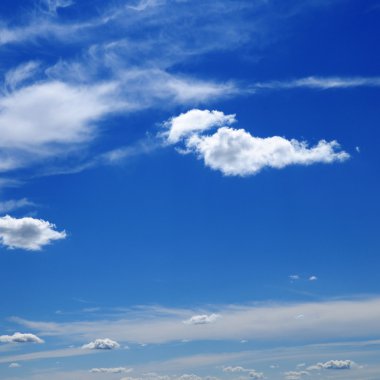 mavi gökyüzünde bulut