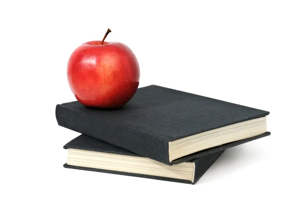 Bir kitapta kırmızı elma. — Stok fotoğraf
