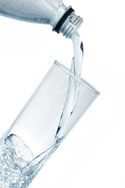 Água mineral em vidro — Fotografia de Stock