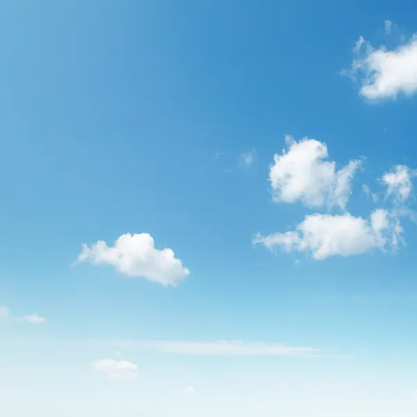Nuvem no céu azul — Fotografia de Stock