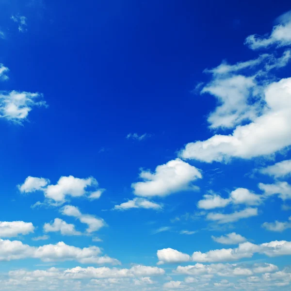 Wolk in blauwe hemel — Stockfoto