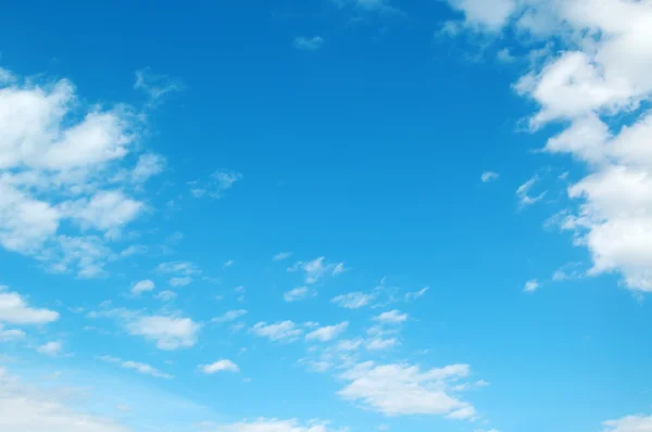 Chmura w błękitne niebo — Zdjęcie stockowe