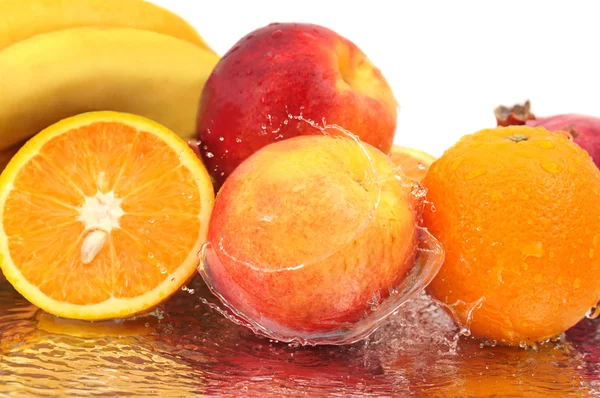 Fruit bedekt met waterdruppeltjes. — Stockfoto
