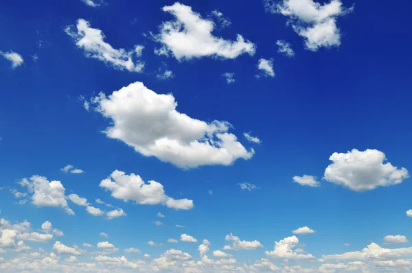 Облако в голубом небе — стоковое фото