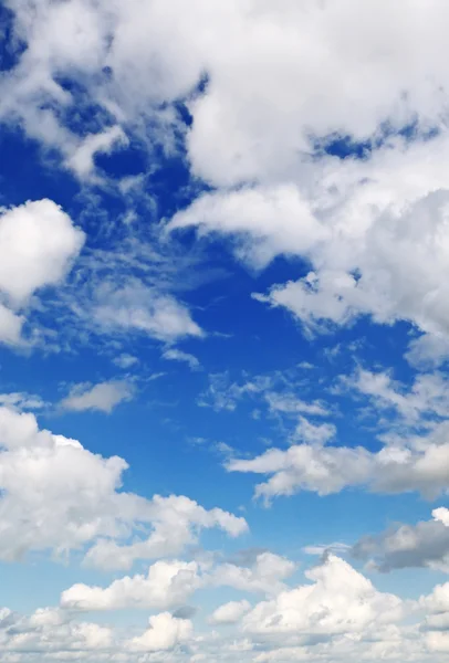 在蓝蓝的天空中云 — 图库照片