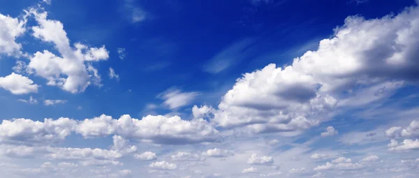 Cloud v modré obloze — Stock fotografie