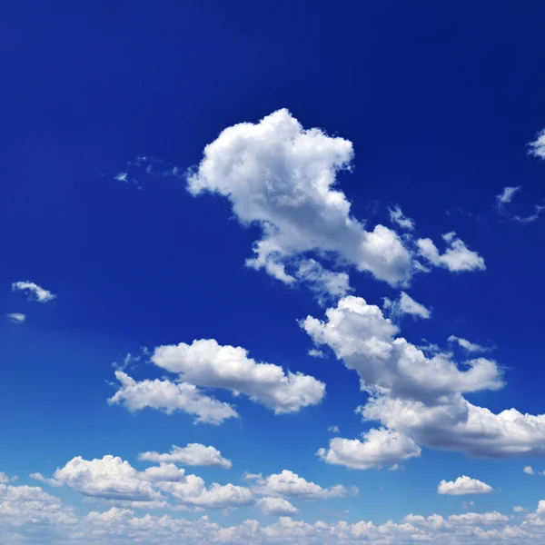 Chmura w błękitne niebo — Zdjęcie stockowe