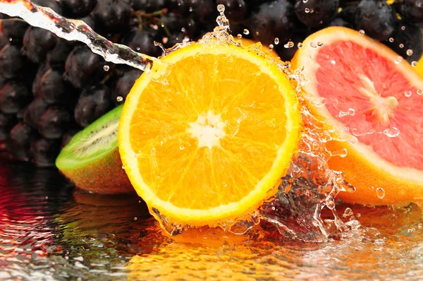 Αγνά φρούτα σε ένα σπρέι νερού — Φωτογραφία Αρχείου