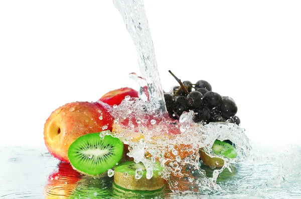 Früchte in einem Wasserstrahl — Stockfoto