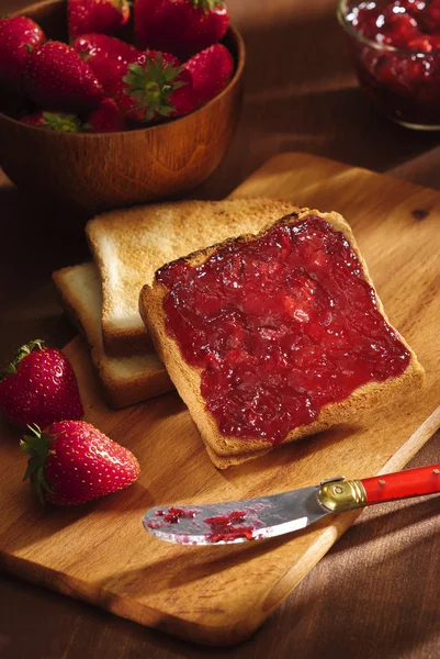 Kiraz reçeli ile tost — Stok fotoğraf