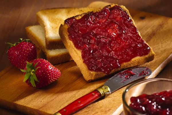Kiraz reçeli ile tost — Stok fotoğraf
