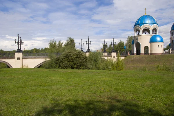 Puente con linternas antiguas e iglesia ortodoxa —  Fotos de Stock